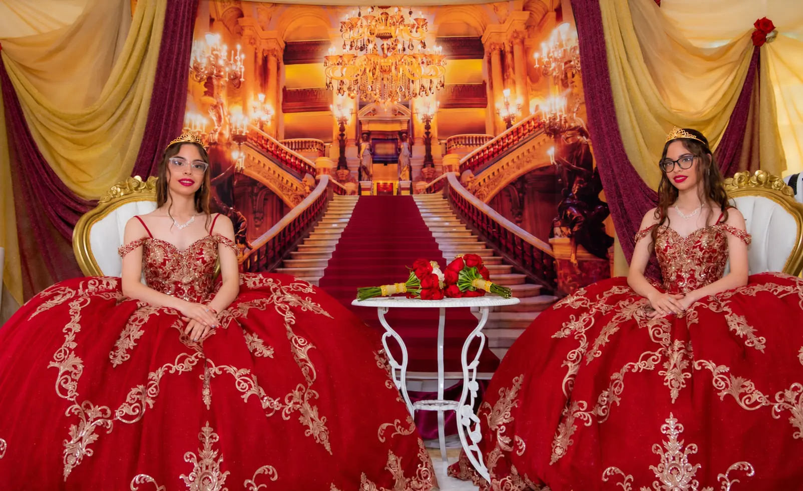 Gala de la Reina con vestidos rojos y coronas doradas